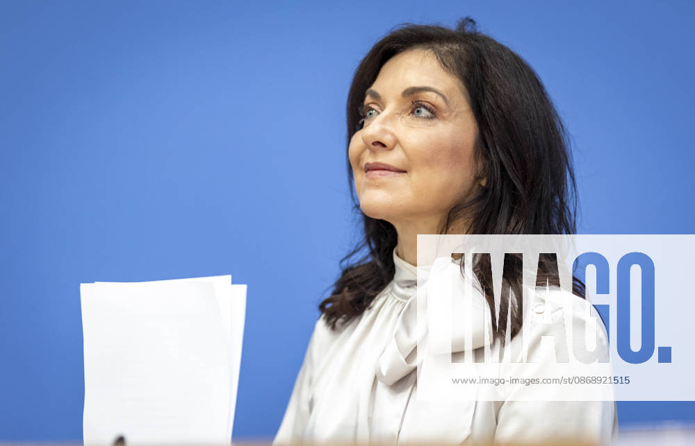Katherina Reiche, Bundesministerin fuer Wirtschaft und Energie, stellt die Herbstprojektion 2026 der Bundesregierung im Rahmen einer Bundespressekonferenz vor, in Berlin, 08.10.2026. Berlin Deutschland