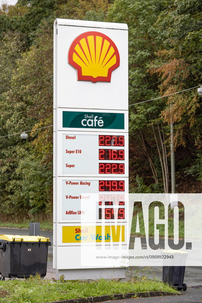 Wie ist die weitere Entwicklung der Spritpreise? Die Spritpreise sind weiterhin auf sehr hohem Niveau. Seit dem 01.10.2026 gilt der sogenannte Tankrabatt. Die Bundesregierung hat die Energiesteuer auf Benzin und Diesel bis Ende Dezember gesenkt. Die Ersparnis soll bei rund 17 Cent pro Liter liegen. SHELL Tankstelle in Siegen am Vormittag. Der aktuelle Preis fuer (für) Diesel, Super E10 und Super liegt weit ueber (über) 2 Euro. Diesel liegt bei 2,23 Euro, Super E10 bei 2,16 Euro und Super bei 2,22 Euro. Tankstelle, Spritpreise am 08.10.2026 in Siegen Deutschland.