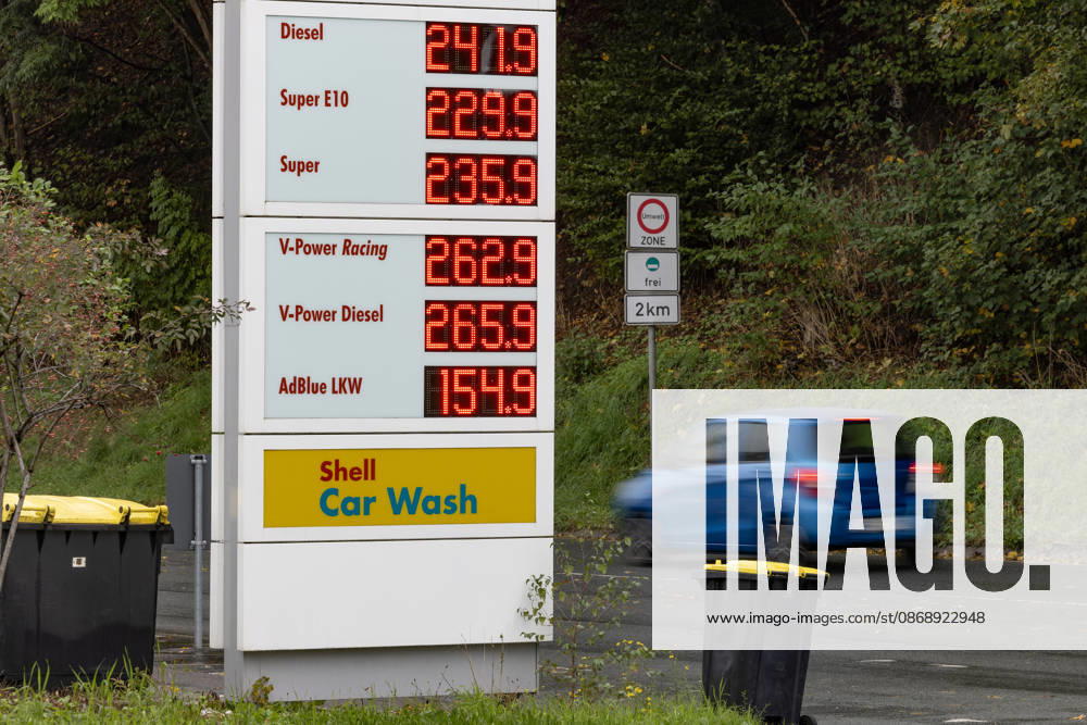 Wie ist die weitere Entwicklung der Spritpreise? Die Spritpreise sind weiterhin auf sehr hohem Niveau. Seit dem 01.10.2026 gilt der sogenannte Tankrabatt. Die Bundesregierung hat die Energiesteuer auf Benzin und Diesel bis Ende Dezember gesenkt. Die Ersparnis soll bei rund 17 Cent pro Liter liegen. SHELL Tankstelle in Siegen am Mittag nach der Preisumstellung um 12:00 Uhr. Der aktuelle Preis fuer (für) Diesel, Super E10 und Super liegt weit ueber (über) 2 Euro. Diesel liegt bei 2,41 Euro, Super E10 bei 2,29 Euro und Super bei 2,35 Euro. Tankstelle, Spritpreise am 08.10.2026 in Siegen Deutschland.