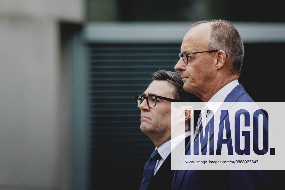 (R-L) Friedrich Merz (CDU), Bundeskanzler, und Andrew Burnham, Premierminister von Grossbritannien, aufgenommen im Rahmen des Empfangs mit Militaerischen Ehren im Bundeskanzleramt in Berlin, 08.10.2026. Berlin Deutschland