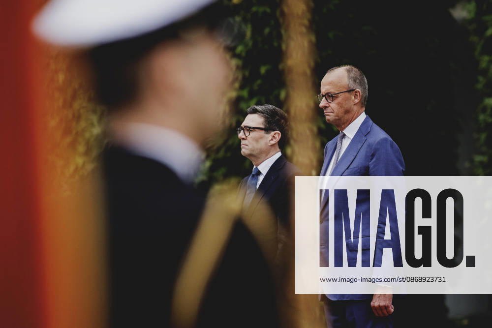 (R-L) Friedrich Merz (CDU), Bundeskanzler, und Andrew Burnham, Premierminister von Grossbritannien, aufgenommen im Rahmen des Empfangs mit Militaerischen Ehren im Bundeskanzleramt in Berlin, 08.10.2026. Berlin Deutschland