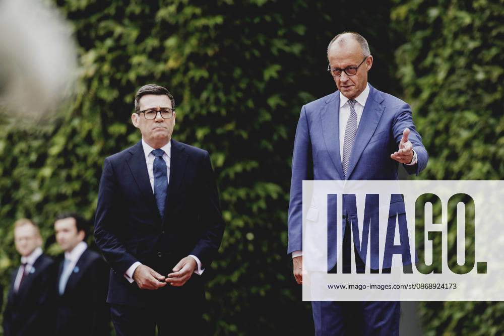 (R-L) Friedrich Merz (CDU), Bundeskanzler, und Andrew Burnham, Premierminister von Grossbritannien, aufgenommen im Rahmen des Empfangs mit Militaerischen Ehren im Bundeskanzleramt in Berlin, 08.10.2026. Berlin Deutschland