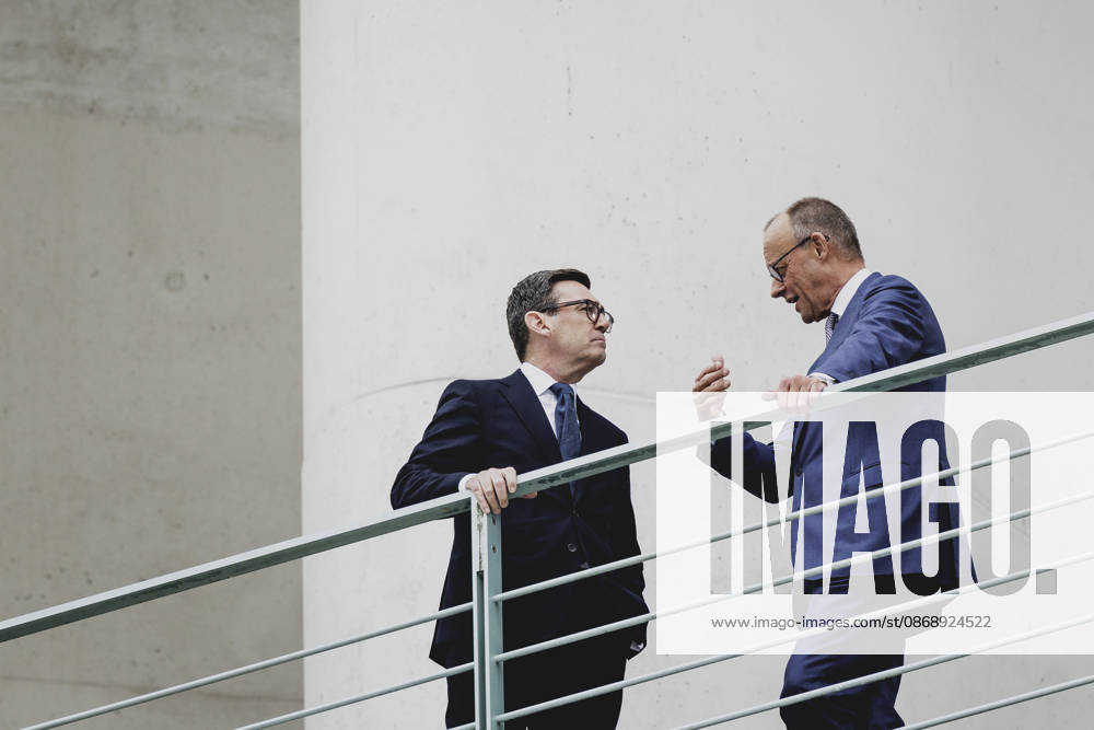 (R-L) Friedrich Merz (CDU), Bundeskanzler, und Andrew Burnham, Premierminister von Grossbritannien, aufgenommen im Rahmen eines Gespraeches auf dem Balkon im Bundeskanzleramt in Berlin, 08.10.2026. Berlin Deutschland