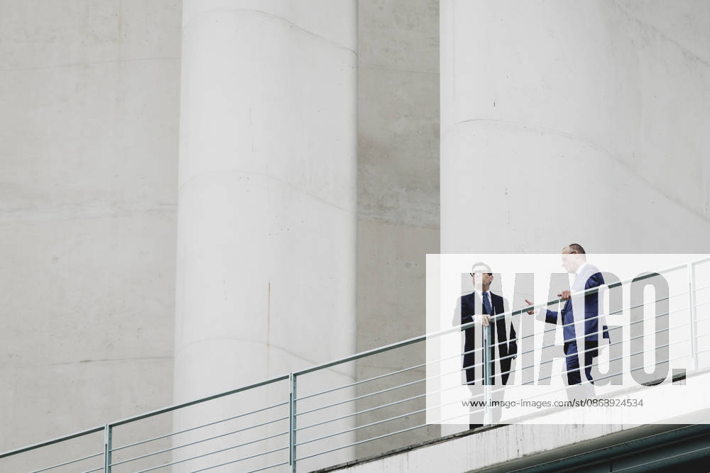 (R-L) Friedrich Merz (CDU), Bundeskanzler, und Andrew Burnham, Premierminister von Grossbritannien, aufgenommen im Rahmen eines Gespraeches auf dem Balkon im Bundeskanzleramt in Berlin, 08.10.2026. Berlin Deutschland