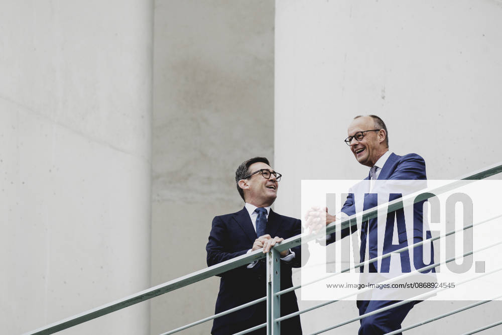 (R-L) Friedrich Merz (CDU), Bundeskanzler, und Andrew Burnham, Premierminister von Grossbritannien, aufgenommen im Rahmen eines Gespraeches auf dem Balkon im Bundeskanzleramt in Berlin, 08.10.2026. Berlin Deutschland
