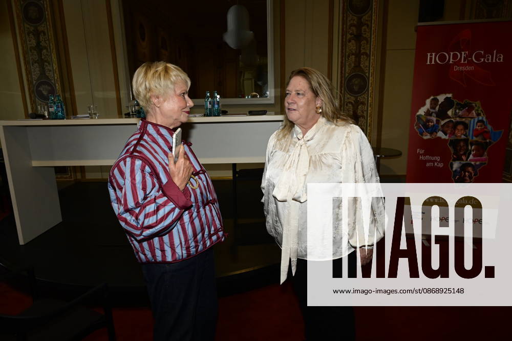 Angelika Lunzer und Kathy Kelly beim Pressegespräch und Präsentation des 16. HOPE-Award zur 18. HOPE-Gala Dresden im Schauspielhaus Dresden. Dresden
