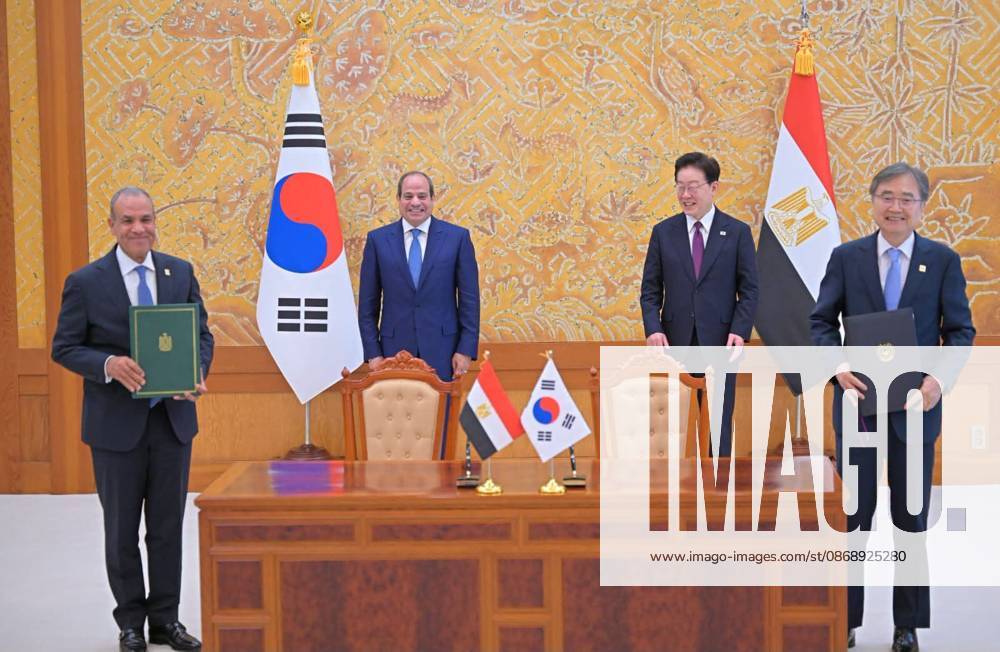 Egyptian and South Korean Presidents Attend Official Welcome in Seoul Egyptian President Abdel Fattah al-Sisi and South Korean President Lee Jae Myung attend an official welcoming ceremony at the South Korean presidential office in Seoul, South Korea, on October 8, 2026. Lee welcomed al-Sisi on arrival as the two countries’ national anthems were played and an honor guard was reviewed, before the Egyptian president signed the official guest book and the two leaders posed for a commemorative photograph. Photo by Egyptian President Office apaimages Cairo Cairo Egypt 081026_South_Korea_EPO_00(1)