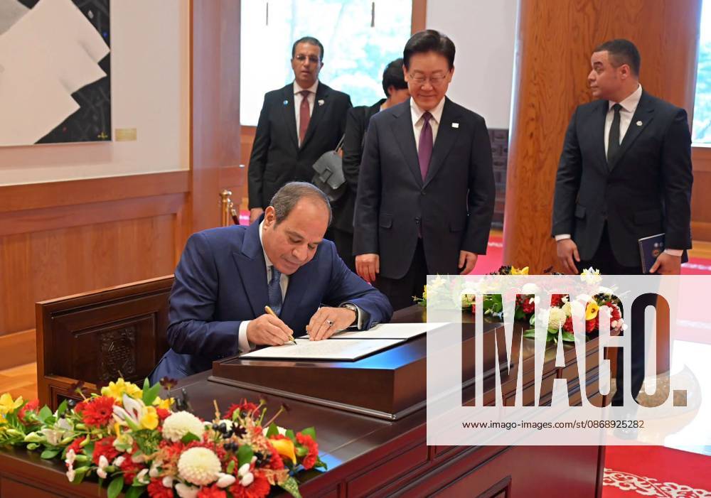 Egyptian and South Korean Presidents Attend Official Welcome in Seoul Egyptian President Abdel Fattah al-Sisi and South Korean President Lee Jae Myung attend an official welcoming ceremony at the South Korean presidential office in Seoul, South Korea, on October 8, 2026. Lee welcomed al-Sisi on arrival as the two countries’ national anthems were played and an honor guard was reviewed, before the Egyptian president signed the official guest book and the two leaders posed for a commemorative photograph. Photo by Egyptian President Office apaimages Cairo Cairo Egypt 081026_South_Korea_EPO_00(11)