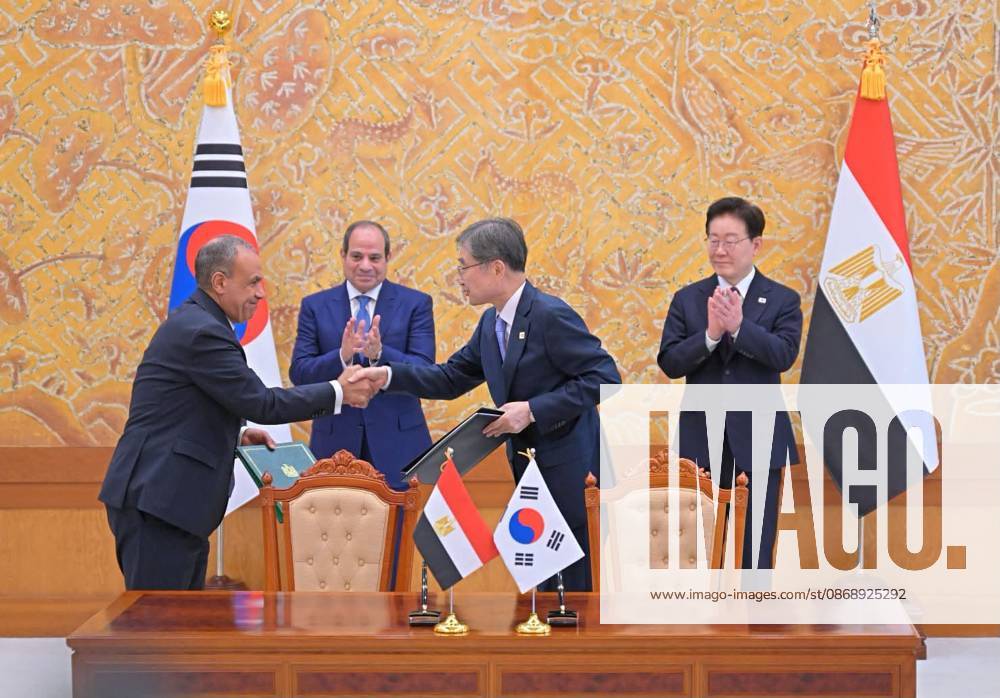 Egyptian and South Korean Presidents Attend Official Welcome in Seoul Egyptian President Abdel Fattah al-Sisi and South Korean President Lee Jae Myung attend an official welcoming ceremony at the South Korean presidential office in Seoul, South Korea, on October 8, 2026. Lee welcomed al-Sisi on arrival as the two countries’ national anthems were played and an honor guard was reviewed, before the Egyptian president signed the official guest book and the two leaders posed for a commemorative photograph. Photo by Egyptian President Office apaimages Cairo Cairo Egypt 081026_South_Korea_EPO_00(7)