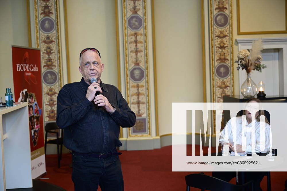 Stefan Hippler und Kathy Kelly beim Pressegespräch und Präsentation des 16. HOPE-Award zur 18. HOPE-Gala Dresden im Schauspielhaus Dresden. Dresden