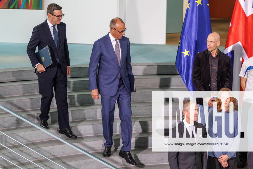 Austausch der Ratifizierungsurkunden des Kensington Vertrags durch den Bundeskanzler Friedrich Merz (CDU) und den Premierminister des Vereinigten Königreichs Großbritannien und Nordirland, Andrew Burnham Austausch der Ratifizierungsurkunden des Kensington Vertrags durch den Bundeskanzler Friedrich Merz (CDU) und den Premierminister des Vereinigten Königreichs Großbritannien und Nordirland, Andrew Burnham in Berlin am 08.10.2026. Berlin Berlin Deutschland Bundeskanzleramt