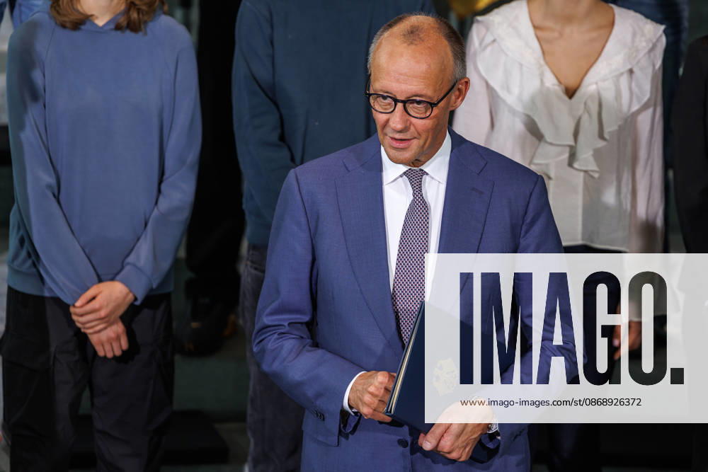 Austausch der Ratifizierungsurkunden des Kensington Vertrags durch den Bundeskanzler Friedrich Merz (CDU) und den Premierminister des Vereinigten Königreichs Großbritannien und Nordirland, Andrew Burnham Austausch der Ratifizierungsurkunden des Kensington Vertrags durch den Bundeskanzler Friedrich Merz (CDU) und den Premierminister des Vereinigten Königreichs Großbritannien und Nordirland, Andrew Burnham in Berlin am 08.10.2026. Berlin Berlin Deutschland Bundeskanzleramt