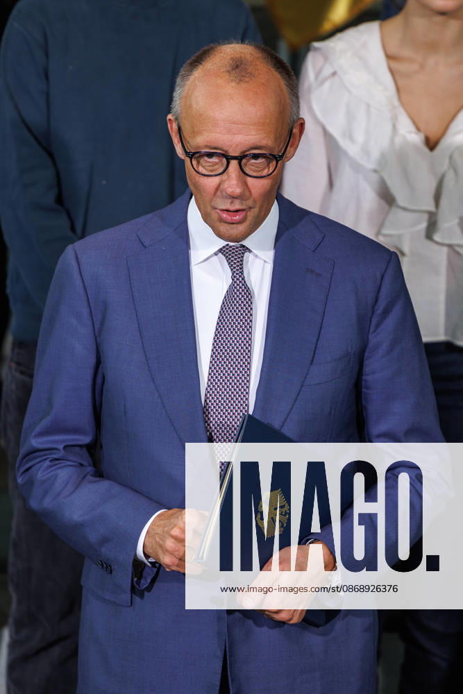 Austausch der Ratifizierungsurkunden des Kensington Vertrags durch den Bundeskanzler Friedrich Merz (CDU) und den Premierminister des Vereinigten Königreichs Großbritannien und Nordirland, Andrew Burnham Austausch der Ratifizierungsurkunden des Kensington Vertrags durch den Bundeskanzler Friedrich Merz (CDU) und den Premierminister des Vereinigten Königreichs Großbritannien und Nordirland, Andrew Burnham in Berlin am 08.10.2026. Berlin Berlin Deutschland Bundeskanzleramt