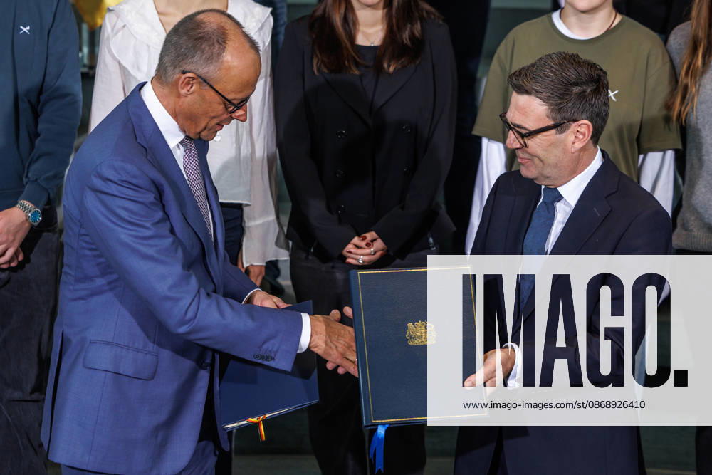 Austausch der Ratifizierungsurkunden des Kensington Vertrags durch den Bundeskanzler Friedrich Merz (CDU) und den Premierminister des Vereinigten Königreichs Großbritannien und Nordirland, Andrew Burnham Austausch der Ratifizierungsurkunden des Kensington Vertrags durch den Bundeskanzler Friedrich Merz (CDU) und den Premierminister des Vereinigten Königreichs Großbritannien und Nordirland, Andrew Burnham in Berlin am 08.10.2026. Berlin Berlin Deutschland Bundeskanzleramt