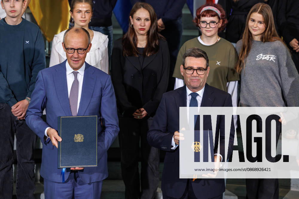 Austausch der Ratifizierungsurkunden des Kensington Vertrags durch den Bundeskanzler Friedrich Merz (CDU) und den Premierminister des Vereinigten Königreichs Großbritannien und Nordirland, Andrew Burnham Austausch der Ratifizierungsurkunden des Kensington Vertrags durch den Bundeskanzler Friedrich Merz (CDU) und den Premierminister des Vereinigten Königreichs Großbritannien und Nordirland, Andrew Burnham in Berlin am 08.10.2026. Berlin Berlin Deutschland Bundeskanzleramt