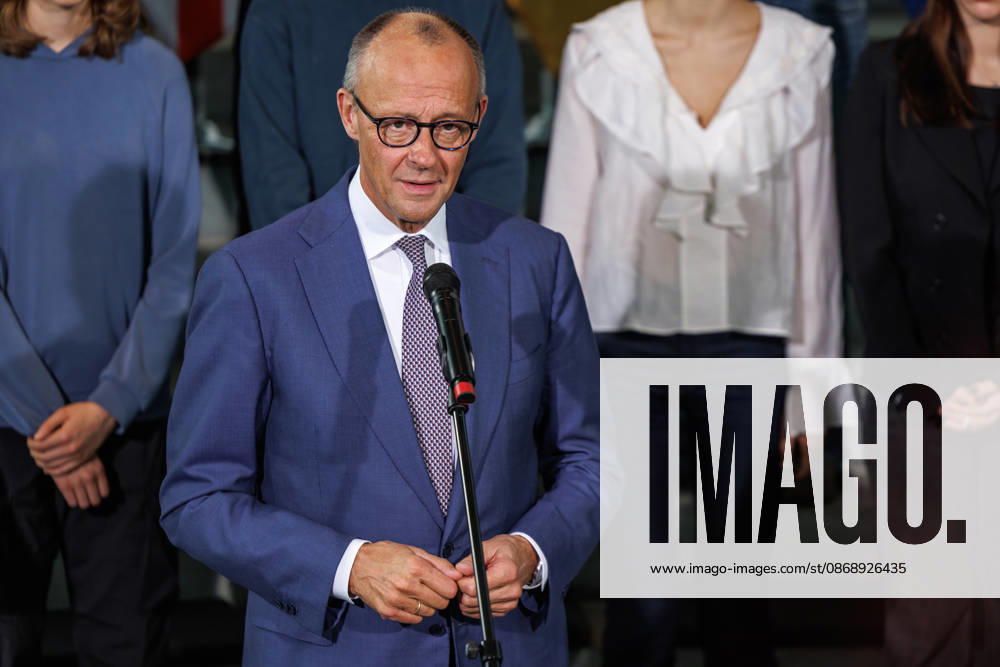 Austausch der Ratifizierungsurkunden des Kensington Vertrags durch den Bundeskanzler Friedrich Merz (CDU) und den Premierminister des Vereinigten Königreichs Großbritannien und Nordirland, Andrew Burnham Austausch der Ratifizierungsurkunden des Kensington Vertrags durch den Bundeskanzler Friedrich Merz (CDU) und den Premierminister des Vereinigten Königreichs Großbritannien und Nordirland, Andrew Burnham in Berlin am 08.10.2026. Berlin Berlin Deutschland Bundeskanzleramt