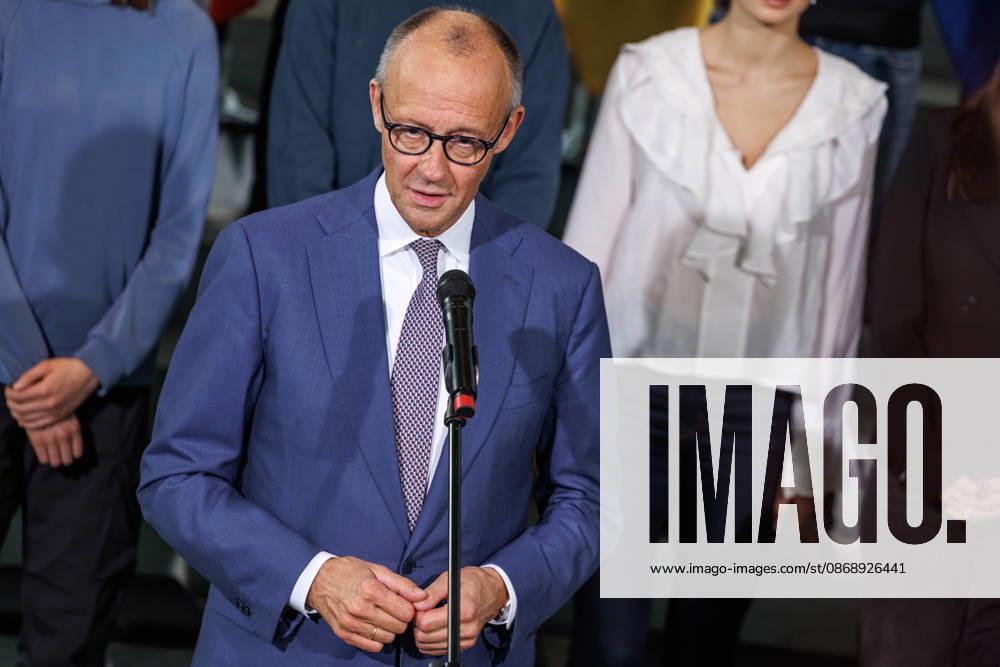 Austausch der Ratifizierungsurkunden des Kensington Vertrags durch den Bundeskanzler Friedrich Merz (CDU) und den Premierminister des Vereinigten Königreichs Großbritannien und Nordirland, Andrew Burnham Austausch der Ratifizierungsurkunden des Kensington Vertrags durch den Bundeskanzler Friedrich Merz (CDU) und den Premierminister des Vereinigten Königreichs Großbritannien und Nordirland, Andrew Burnham in Berlin am 08.10.2026. Berlin Berlin Deutschland Bundeskanzleramt