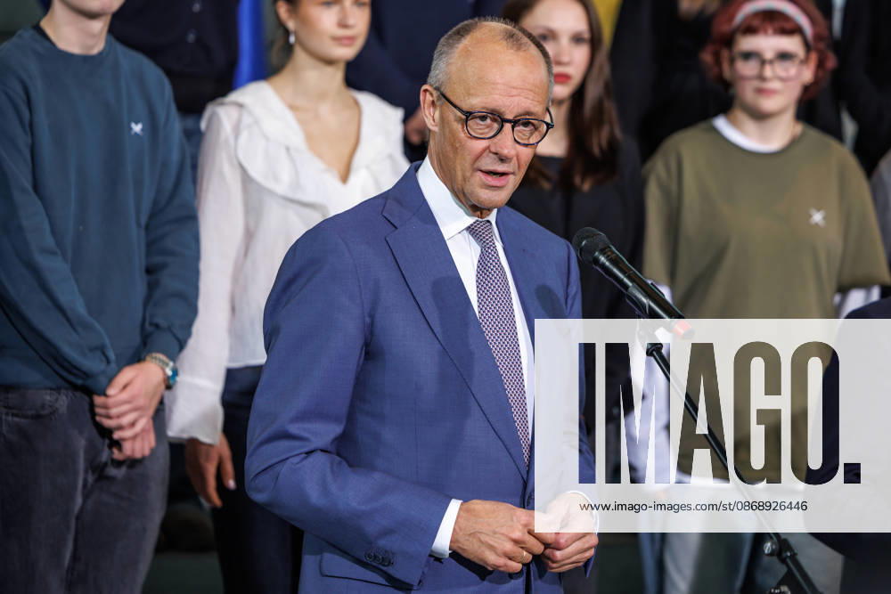 Austausch der Ratifizierungsurkunden des Kensington Vertrags durch den Bundeskanzler Friedrich Merz (CDU) und den Premierminister des Vereinigten Königreichs Großbritannien und Nordirland, Andrew Burnham Austausch der Ratifizierungsurkunden des Kensington Vertrags durch den Bundeskanzler Friedrich Merz (CDU) und den Premierminister des Vereinigten Königreichs Großbritannien und Nordirland, Andrew Burnham in Berlin am 08.10.2026. Berlin Berlin Deutschland Bundeskanzleramt