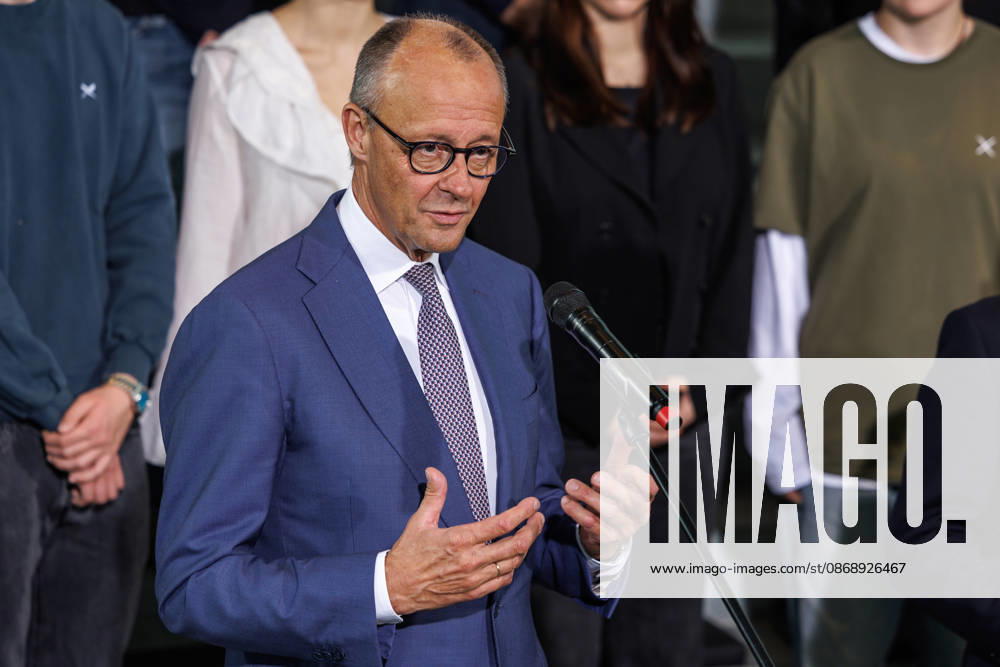 Austausch der Ratifizierungsurkunden des Kensington Vertrags durch den Bundeskanzler Friedrich Merz (CDU) und den Premierminister des Vereinigten Königreichs Großbritannien und Nordirland, Andrew Burnham Austausch der Ratifizierungsurkunden des Kensington Vertrags durch den Bundeskanzler Friedrich Merz (CDU) und den Premierminister des Vereinigten Königreichs Großbritannien und Nordirland, Andrew Burnham in Berlin am 08.10.2026. Berlin Berlin Deutschland Bundeskanzleramt