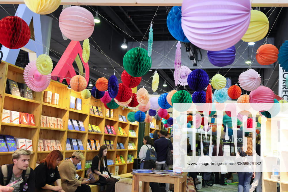 Frankfurt am Main, DEU, Frankfurter Buchmesse. Bunte Lampions bei Katapult