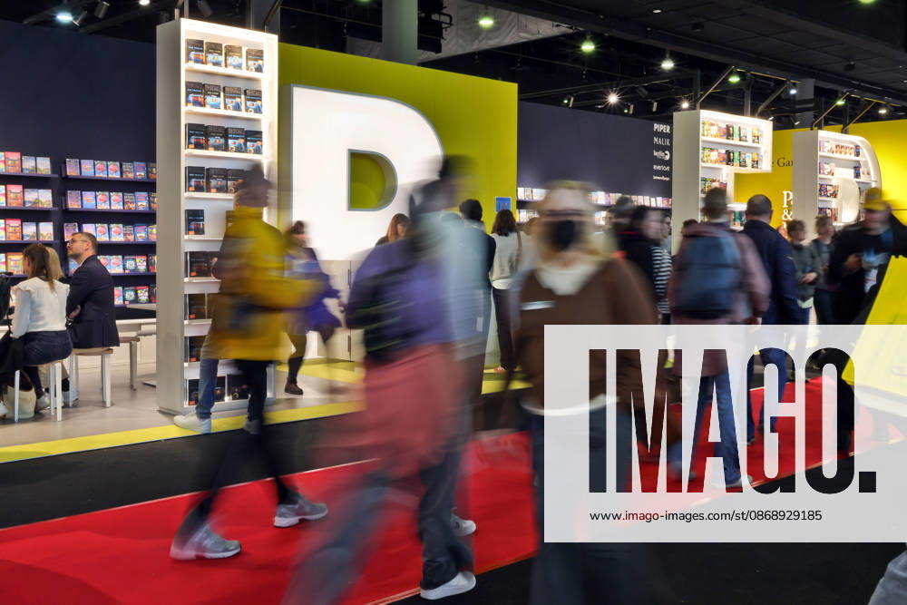 Frankfurt am Main, DEU, Frankfurter Buchmesse. Besucher laufen am Piperstand vorbei