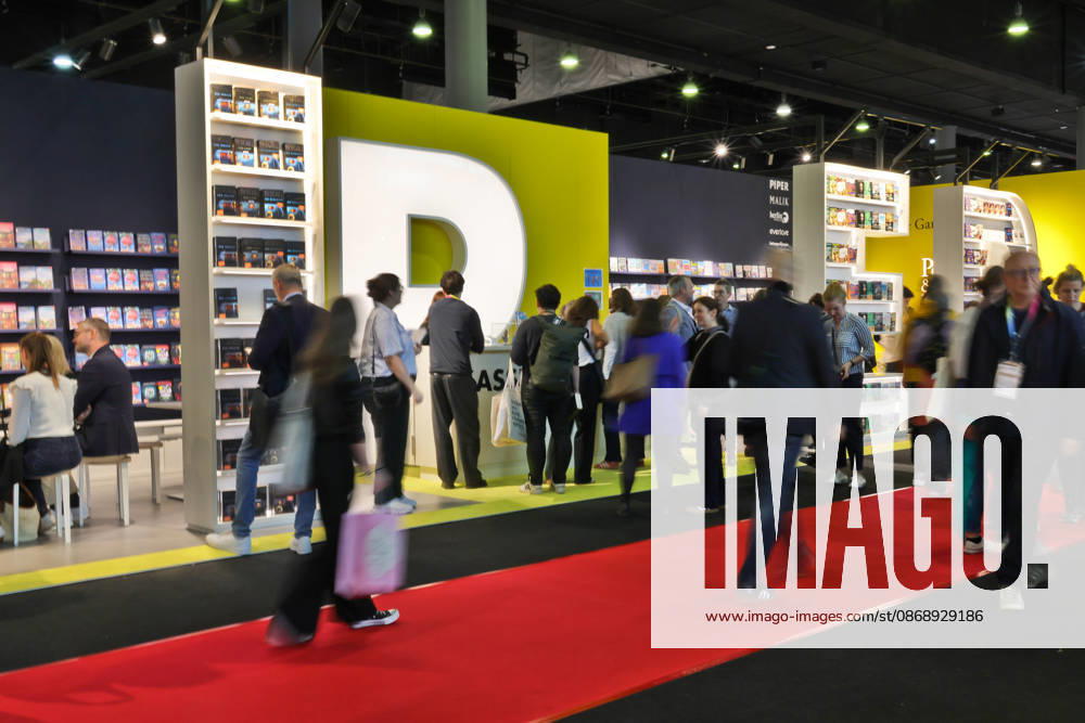 Frankfurt am Main, DEU, Frankfurter Buchmesse. Besucher laufen am Piperstand vorbei