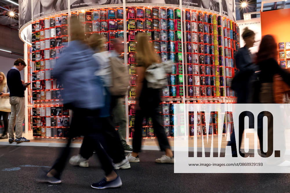Frankfurt am Main, DEU, Frankfurter Buchmesse. Besucher Laufen am Stand von Knaur vorbei