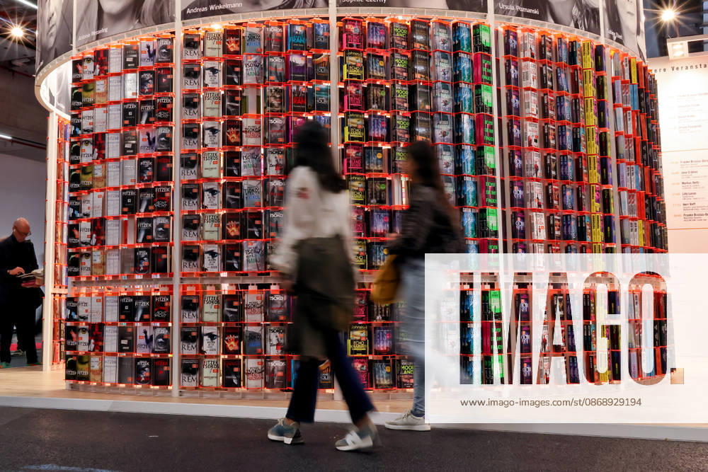Frankfurt am Main, DEU, Frankfurter Buchmesse. Besucher Laufen am Stand von Knaur vorbei