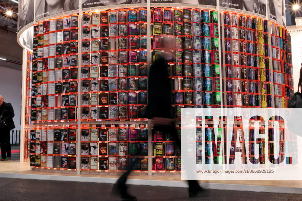 Frankfurt am Main, DEU, Frankfurter Buchmesse. Besucher Laufen am Stand von Knaur vorbei