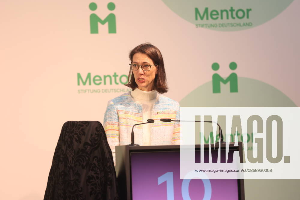 Königin Silvia von Schweden verleiht Preis auf der Insel Mainau Konstanz Mainau, 0810.2026 Ihre Majestät Königin Silvia von Schweden verleiht bei einem Festakt zum 10-jährigen Jubiläum der Mentor Stiftung Deutschland den Metorpreis Im Baden- Württemberg Germany