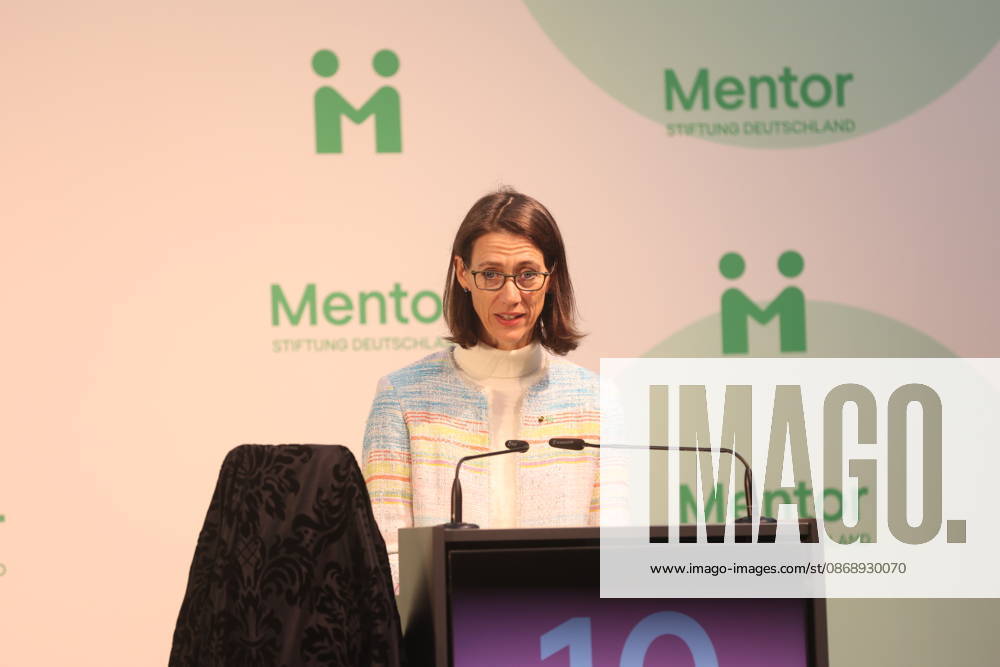 Königin Silvia von Schweden verleiht Preis auf der Insel Mainau Konstanz Mainau, 0810.2026 Ihre Majestät Königin Silvia von Schweden verleiht bei einem Festakt zum 10-jährigen Jubiläum der Mentor Stiftung Deutschland den Metorpreis Im Baden- Württemberg Germany
