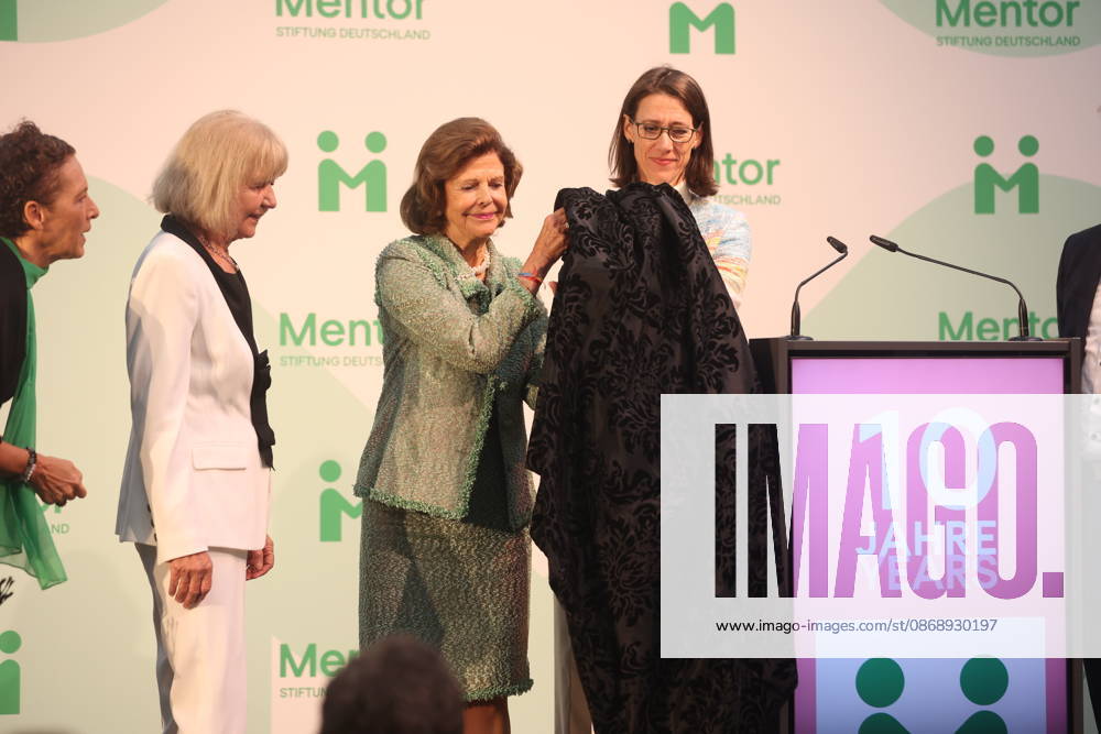 Känigin Silvia von Schweden verleiht Preis auf der Insel Mainau Konstanz Mainau, 0810.2026 Ihre Majestät Königin Silvia von Schweden verleiht bei einem Festakt zum 10-jährigen Jubiläum der Mentor Stiftung Deutschland den Metorpreis. Wärend der Verleiung fiel ihr der Presi herunder und auf die Füße der Preisträgerin. Im Baden- Württemberg Germany