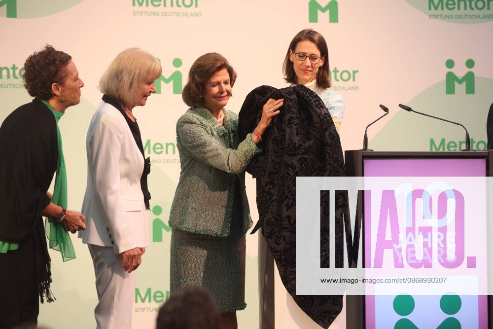 Känigin Silvia von Schweden verleiht Preis auf der Insel Mainau Konstanz Mainau, 0810.2026 Ihre Majestät Königin Silvia von Schweden verleiht bei einem Festakt zum 10-jährigen Jubiläum der Mentor Stiftung Deutschland den Metorpreis. Wärend der Verleiung fiel ihr der Presi herunder und auf die Füße der Preisträgerin. Im Baden- Württemberg Germany