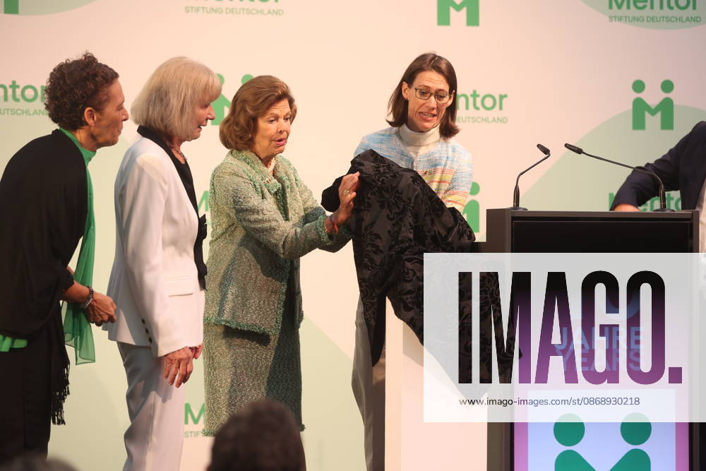 Känigin Silvia von Schweden verleiht Preis auf der Insel Mainau Konstanz Mainau, 0810.2026 Ihre Majestät Königin Silvia von Schweden verleiht bei einem Festakt zum 10-jährigen Jubiläum der Mentor Stiftung Deutschland den Metorpreis. Wärend der Verleiung fiel ihr der Presi herunder und auf die Füße der Preisträgerin. Im Baden- Württemberg Germany