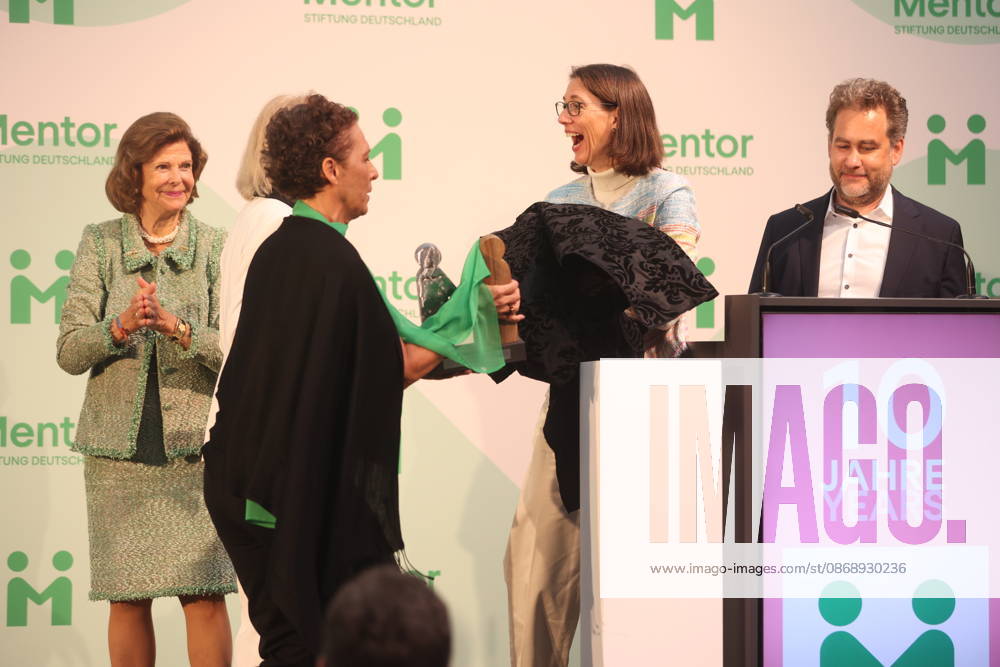Känigin Silvia von Schweden verleiht Preis auf der Insel Mainau Konstanz Mainau, 0810.2026 Ihre Majestät Königin Silvia von Schweden verleiht bei einem Festakt zum 10-jährigen Jubiläum der Mentor Stiftung Deutschland den Metorpreis. Wärend der Verleiung fiel ihr der Presi herunder und auf die Füße der Preisträgerin. Im Baden- Württemberg Germany
