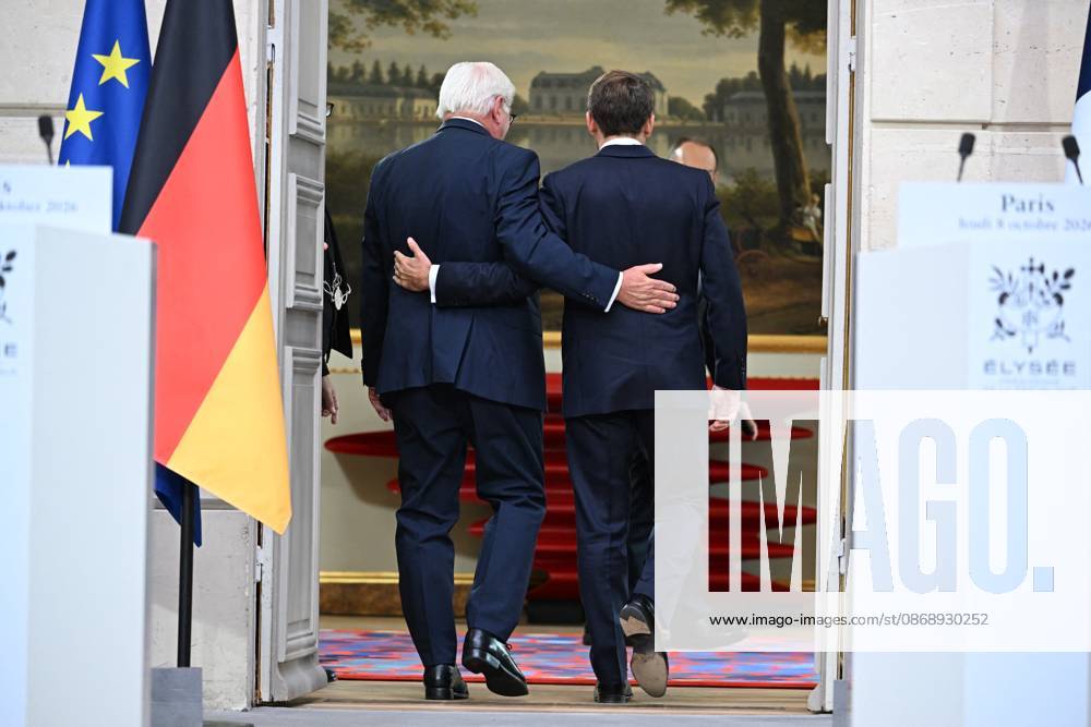 French And German Presidents Press Conference - Paris French President Emmanuel Macron and German President Frank Walter Steinmeier walk arm-in-arm after a joint press conference at the Elysee Palace in Paris, France on Undated. Photo by Eric Tschaen Pool ABACAPRESS.COM PARIS IDF France