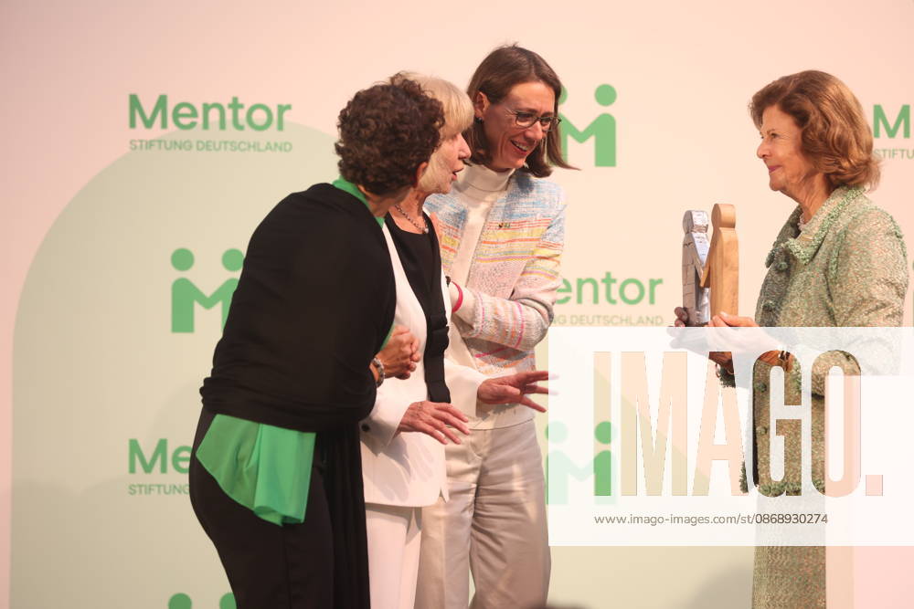 Känigin Silvia von Schweden verleiht Preis auf der Insel Mainau Konstanz Mainau, 0810.2026 Ihre Majestät Königin Silvia von Schweden verleiht bei einem Festakt zum 10-jährigen Jubiläum der Mentor Stiftung Deutschland den Metorpreis. Wärend der Verleiung fiel ihr der Presi herunder und auf die Füße der Preisträgerin. Im Baden- Württemberg Germany