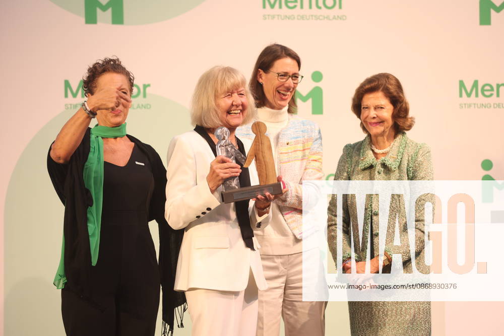 Känigin Silvia von Schweden verleiht Preis auf der Insel Mainau Konstanz Mainau, 0810.2026 Ihre Majestät Königin Silvia von Schweden verleiht bei einem Festakt zum 10-jährigen Jubiläum der Mentor Stiftung Deutschland den Metorpreis. Wärend der Verleiung fiel ihr der Presi herunder und auf die Füße der Preisträgerin. Im Baden- Württemberg Germany