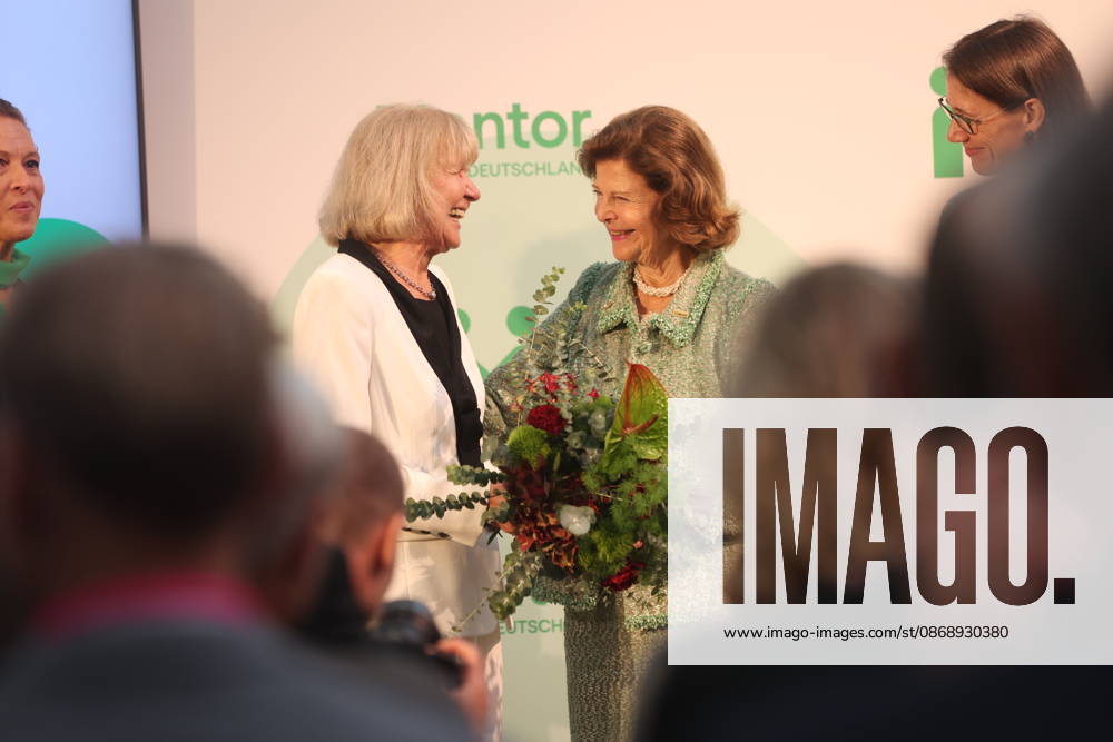 Känigin Silvia von Schweden verleiht Preis auf der Insel Mainau Konstanz Mainau, 0810.2026 Ihre Majestät Königin Silvia von Schweden verleiht bei einem Festakt zum 10-jährigen Jubiläum der Mentor Stiftung Deutschland den Metorpreis. Wärend der Verleiung fiel ihr der Presi herunder und auf die Füße der Preisträgerin. Im Baden- Württemberg Germany