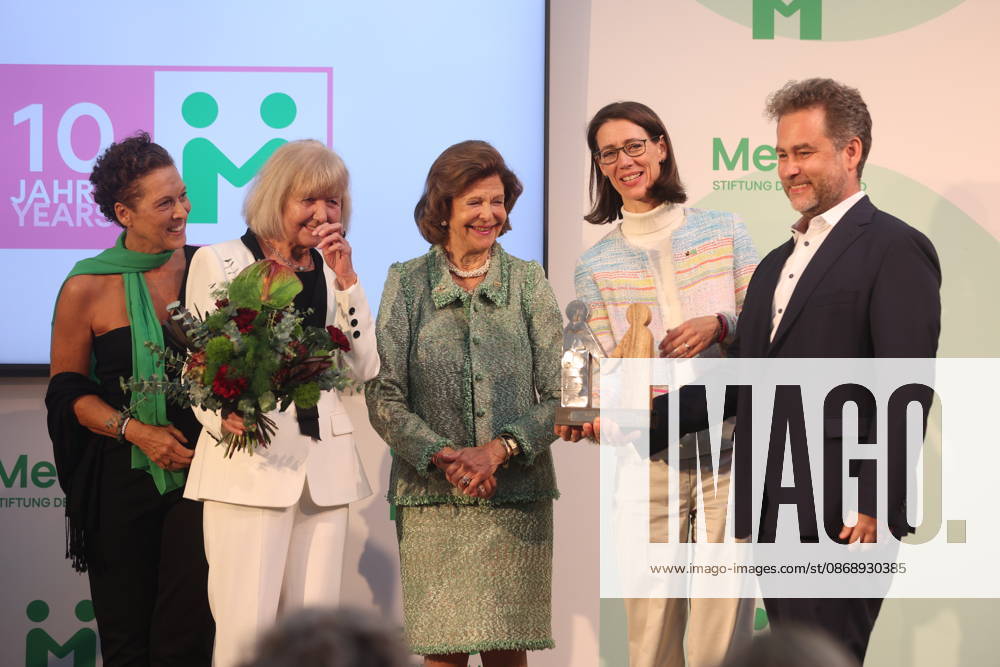 Känigin Silvia von Schweden verleiht Preis auf der Insel Mainau Konstanz Mainau, 0810.2026 Ihre Majestät Königin Silvia von Schweden verleiht bei einem Festakt zum 10-jährigen Jubiläum der Mentor Stiftung Deutschland den Metorpreis. Wärend der Verleiung fiel ihr der Presi herunder und auf die Füße der Preisträgerin. Im Baden- Württemberg Germany