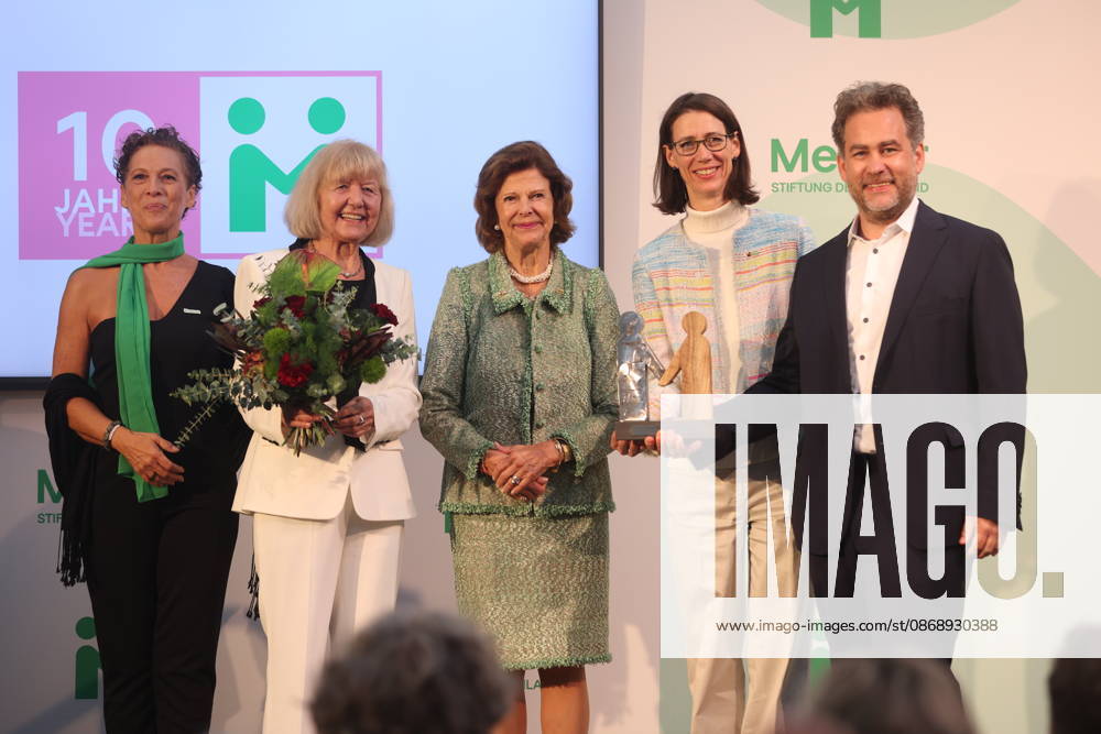 Känigin Silvia von Schweden verleiht Preis auf der Insel Mainau Konstanz Mainau, 0810.2026 Ihre Majestät Königin Silvia von Schweden verleiht bei einem Festakt zum 10-jährigen Jubiläum der Mentor Stiftung Deutschland den Metorpreis. Wärend der Verleiung fiel ihr der Presi herunder und auf die Füße der Preisträgerin. Im Baden- Württemberg Germany