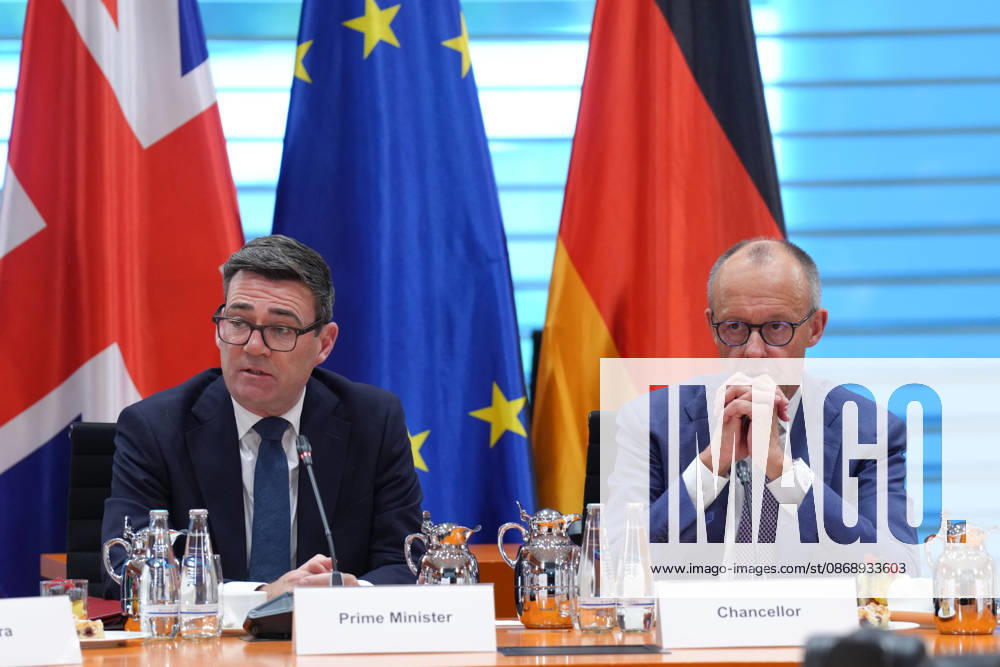 Reginonales Wirtschaftsforum mit Bundeskanzler Merz und britischen Premierminister Andrew Burnham Bundeskanzler Friedrich Merz gemeinsam mit Andrew Burnham dem Premierminister des Vereinigten Königreichs Großbritannien und Nordirland bei ihren einleitenden Worten beim Auftakt des gemeinsamen regionalen Wirtschaftsforum im Bundeskanzleramt, 08.10.2026 Berlin Berlin Deutschland