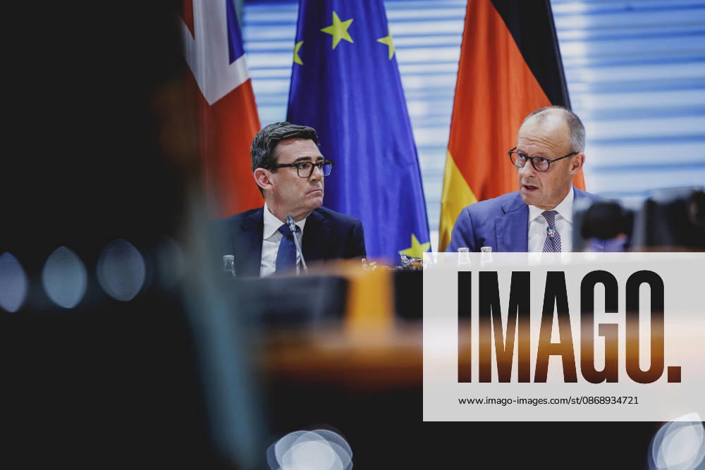 (R-L) Friedrich Merz (CDU), Bundeskanzler, und Andrew Burnham, Premierminister von Grossbritannien, aufgenommen im Rahmen der Teilnahme am Regionalen Wachstumsforum im Bundeskanzleramt in Berlin, 08.10.2026. Berlin Deutschland