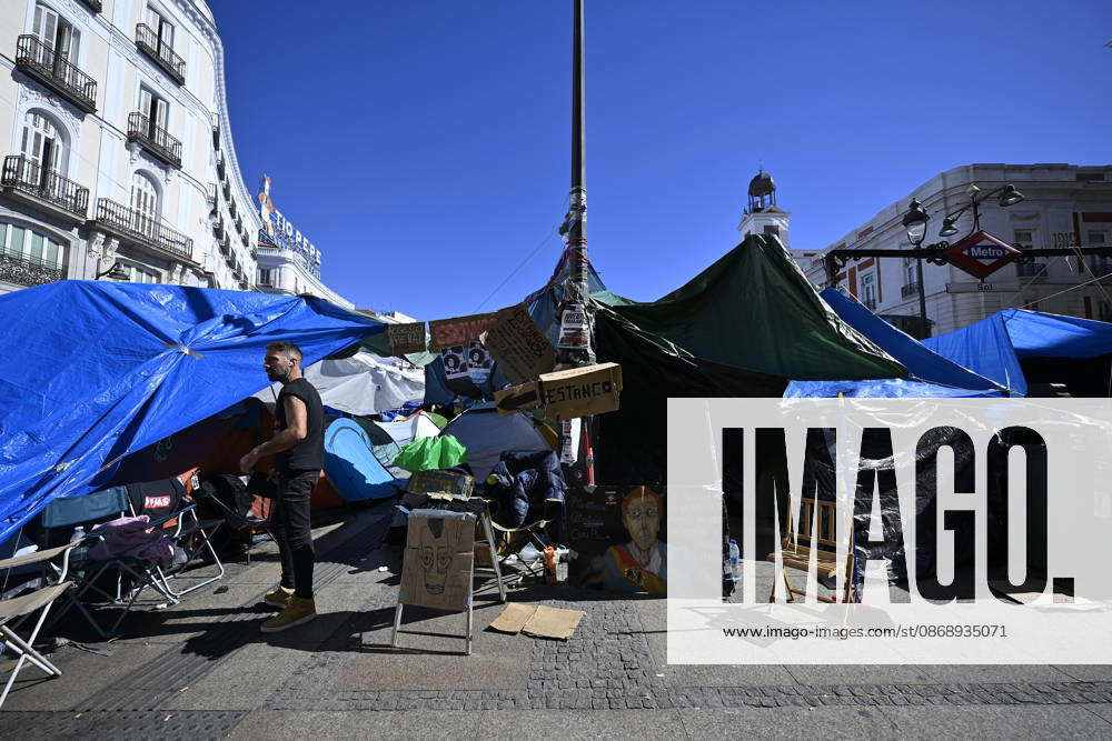 87-year-old symbol of Spain’s housing crisis dies 2 weeks after eviction MADRID, SPAIN - OCTOBER 8: A tent protest set up by Spaniards at Puerta del Sol on September 26, calling on the central and regional governments to take action over the housing crisis, continues in Madrid, Spain, on October 8, 2026. Maricarmen Abascal, known publicly as Maricarmen, the 87-year-old woman whose eviction from her longtime Madrid home sparked housing protests across Spain, died on Wednesday. Burak Akbulut Anadolu Madrid Spain. Editorial use only. Please get in touch for any other usage.