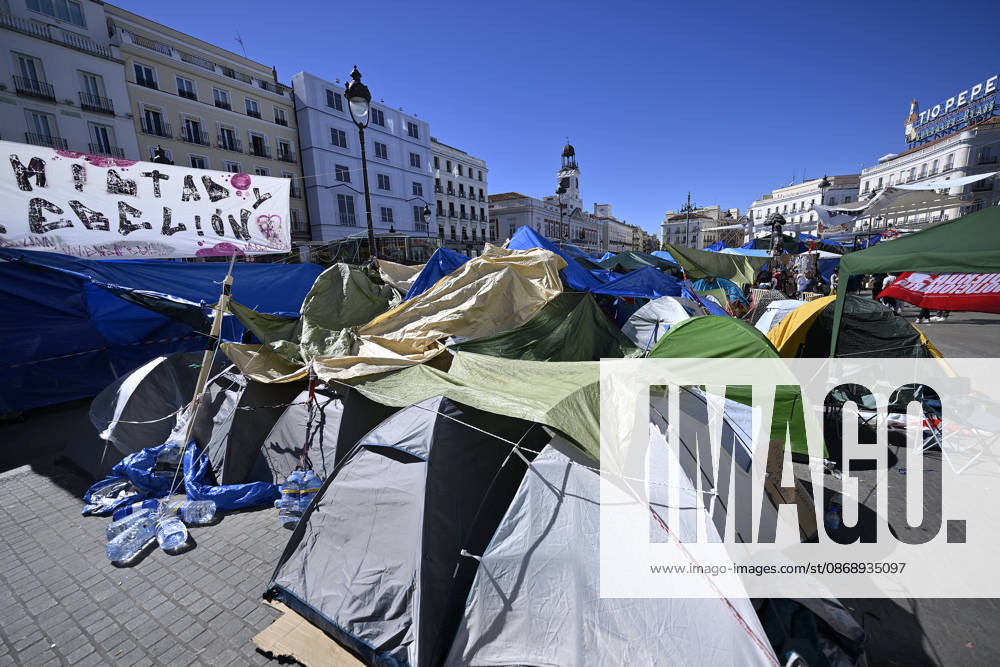 87-year-old symbol of Spain’s housing crisis dies 2 weeks after eviction MADRID, SPAIN - OCTOBER 8: A tent protest set up by Spaniards at Puerta del Sol on September 26, calling on the central and regional governments to take action over the housing crisis, continues in Madrid, Spain, on October 8, 2026. Maricarmen Abascal, known publicly as Maricarmen, the 87-year-old woman whose eviction from her longtime Madrid home sparked housing protests across Spain, died on Wednesday. Burak Akbulut Anadolu Madrid Spain. Editorial use only. Please get in touch for any other usage.