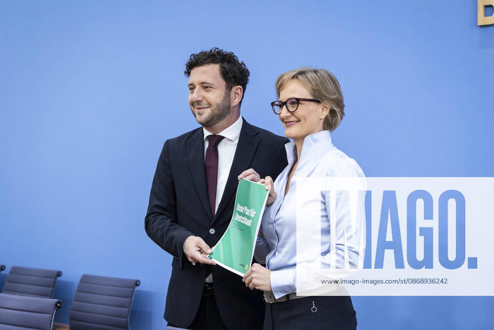 (R-L) Franziska Brantner, Co-Vorsitzende von Buendnis 90 Die Gruenen, und Felix Banaszak, Co-Vorsitzender von Buendnis 90 Die Gruenen, aufgenommen im Rahmen der Pressekonferenz zur Vorstellung des Leitantrages Unser Plan fuer Deutschland Berlin, 08.10.2026. Berlin Deutschland