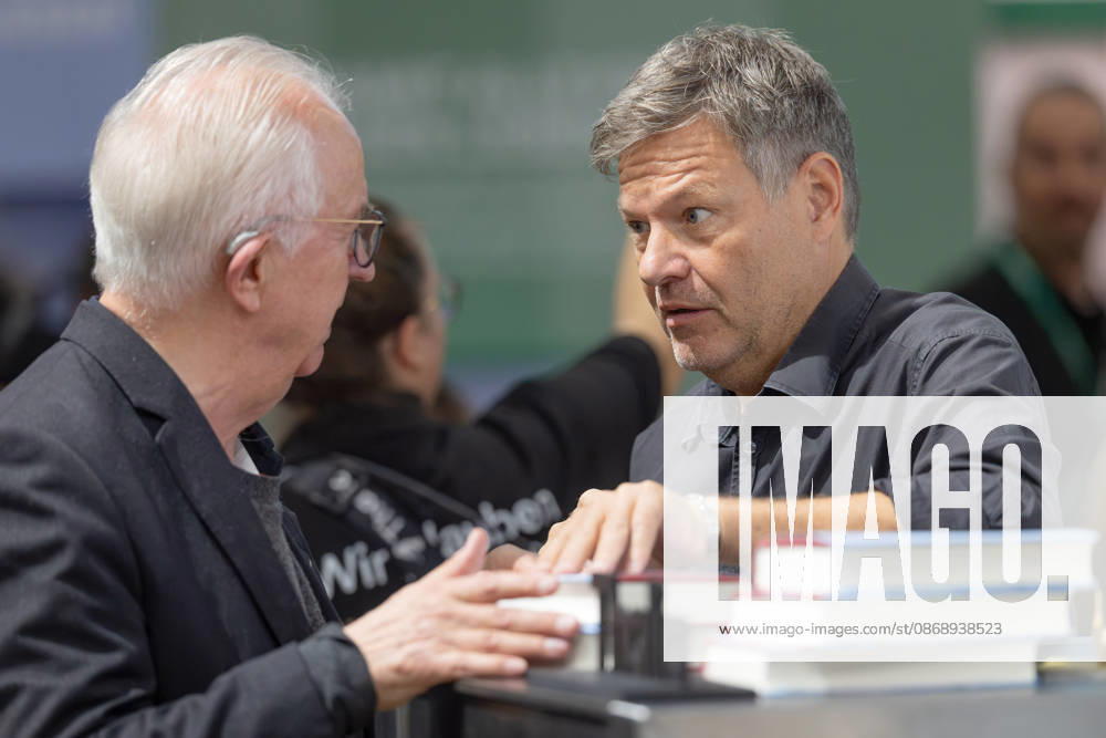 Buchmesse Frankfurt 2026 Robert Habeck signiert am Messestand von Thalia sein neues Buch Arctic Meltdown ., Frankfurt am Main Hessen Deutschland Messegelände