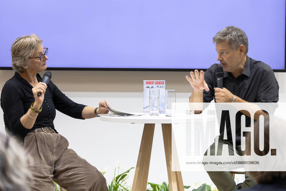 Robert Habeck auf der Frankfurter Buchmesse 2026 08.10.2026: Der ehemalige Bundeswirtschaftsminister und Vizekanzler Robert Habeck (Bündnis 90 Die Grünen) stellt am Donnerstag auf der Bühne der ZEIT im Rahmen der Frankfurter Buchmesse 2026 sein Buch Arctic Meltdown vor. Im Gespräch mit einer Moderatorin spricht Habeck vor Publikum über seine Veröffentlichung. Das Werk steht auf dem Tisch zwischen ihm und der Moderatorin. Frankfurt am Main Messe Hessen Deutschland