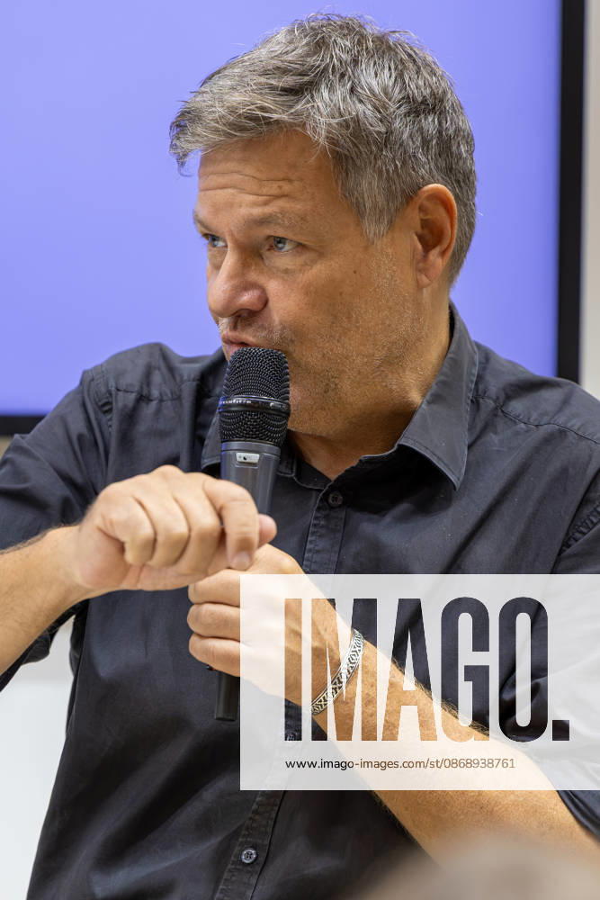 Robert Habeck auf der Frankfurter Buchmesse 2026 08.10.2026: Der ehemalige Bundeswirtschaftsminister und Vizekanzler Robert Habeck (Bündnis 90 Die Grünen) stellt am Donnerstag auf der Bühne der ZEIT im Rahmen der Frankfurter Buchmesse 2026 sein Buch Arctic Meltdown vor. Im Gespräch mit einer Moderatorin spricht Habeck vor Publikum über seine Veröffentlichung. Frankfurt am Main Messe Hessen Deutschland