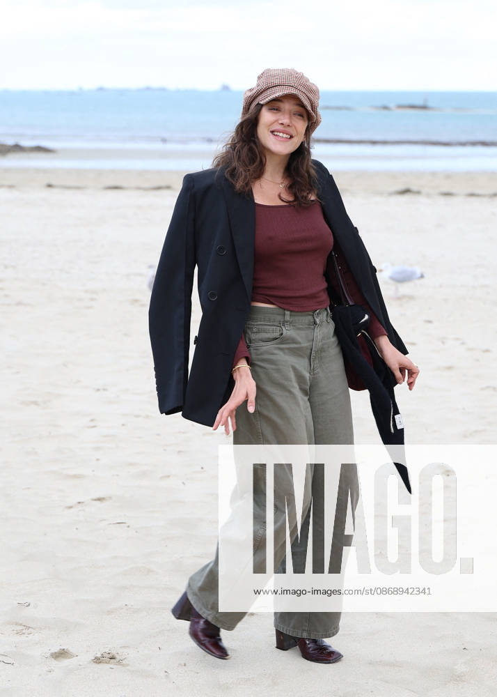 Zoe Adjani on the beach during the 37th Dinard British and Irish Film Festival in Dinard, France, on October 8, 2026. Denis Guignebourg, Bestimage. 37th Dinard British and Irish Film Festival on October 8, 2026, in Dinard, France. Dinard, France